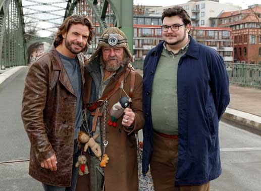 Stefan Luca (Rolle Claudius Zorn), Paul Fassnacht (Rolle Lampenmann), Axel Ranisch (Hr. Schröder). Bild: Sender / Steffen Junghans