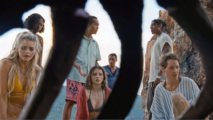 Old: An einem abgelegenen Stand geschehen seltsame Dinge...(Foto: Abbey Lee, Ken Leung, Thomasin McKenzie, Vicky Krieps, Aaron Pierre, Gael Garc&iacute;a Bernal u.a.) Bild: Sender