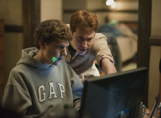 Die beiden Computer-Nerds Mark (Jesse Eiesenberg, l.) und Dustin (Joseph Mazzello, r.) hacken sich in das Uni-Netzwerk ein.
&copy; 2010 Sony Pictures Releasing GmbH