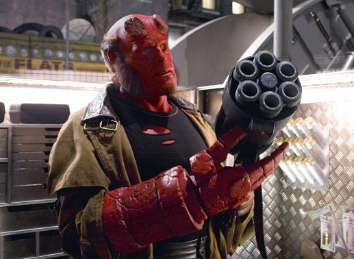 Hellboy (Ron Perlman) greift zur Waffe. Bild: Sender