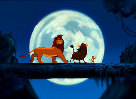 In Begleitung seiner Freunde Pumbaa und Timon macht Simba sich auf den Weg nach Hause, um sich seiner Verantwortung zu stellen. Bild: Sender