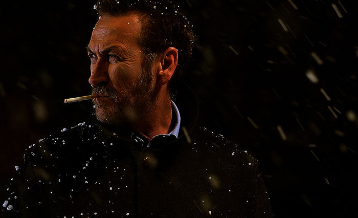 Der Kommissar Rocco Schiavone (Mario Giallini), mit der unvermeidlichen Zigarette, im Rang eines Vice-Questore, ist nicht das, was man unter einem vorbildlichen Polizisten versteht. Bild: Sender / ARD Degeto