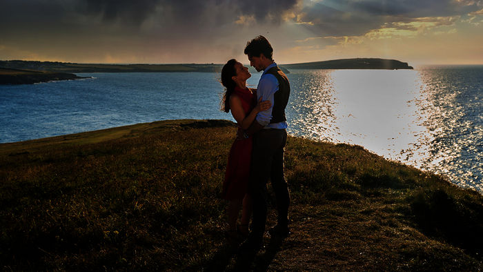 Rosamunde Pilcher: Liebe und andere Sch&auml;tze: Mia Barlow (Leni Adams) und Jason Carter (Hans Gurbig) beginnen ihre gemeinsam Reise als Konkurrenten, erkennen aber schnell, dass sie sich besser verstehen, als anfangs gedacht. Bild: Sender / ZDF / Jon Ailes