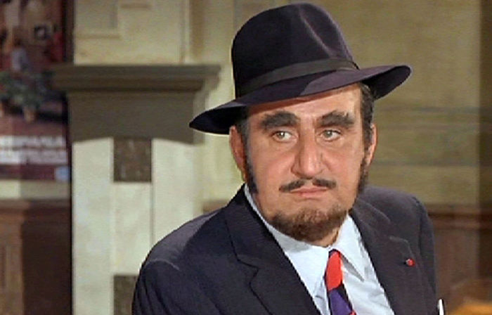 Der verkleidete Ganove Bayon (Adolfo Celi) spioniert den Tatort für den gro&szlig;e Bankraub aus.
Bild: Sender/Degeto 