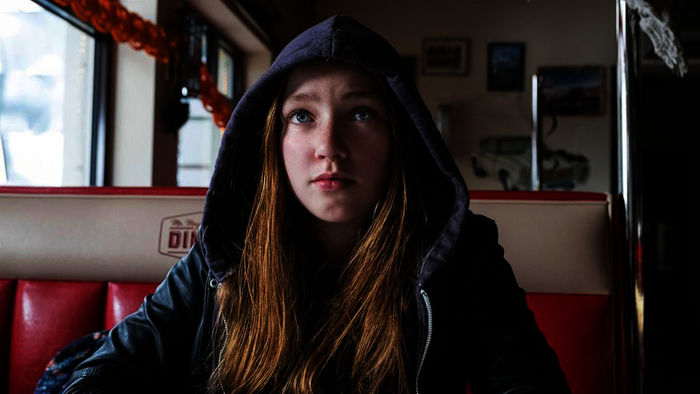 Sue (Ruby M. Lichtenberg) ist eine Einzelg&auml;ngerin. Bild: Sender/KiKA