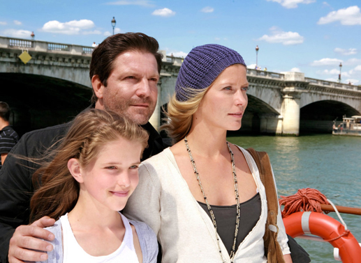 Kommissar LaBr&eacute;a (Francis Fulton-Smith) unternimmt einen Ausflug mit seiner Nachbarin Celine (Valerie Niehaus) und seiner Tochter Jenny (Leonie Brill). Bild: Sender
