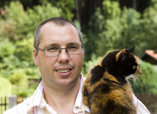 Andreas, 36 Jahre, hatte noch nie eine fixe Beziehung, Security aus K&auml;rnten. Der sch&uuml;chterne Andreas aus K&auml;rnten hat sein Singledasein satt. Derzeit wohnt er noch in seinem Kinderzimmer, macht mit seinem Quad die Gegend unsicher und ist Bogensch&uuml;tze. Au&szlig;erdem hat ihn das Sammelfieber gepackt. Bild: ATV