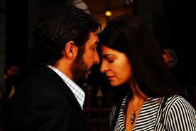 Erst als er Buenos Aires in Lebensgefahr verlassen muss, offenbart Esposito (Ricardo Dar&iacute;n) Irene (Soledad Villamil) seine Gef&uuml;hle. Bild: Sender / Pretty Pictures