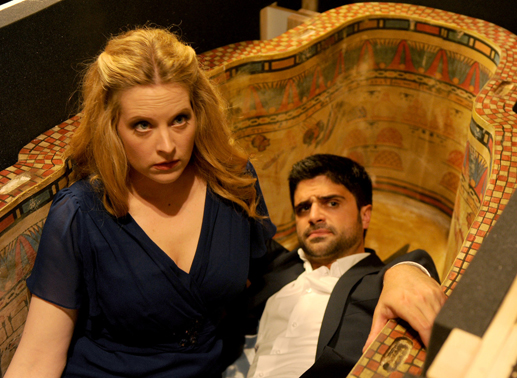 Suchen nach einem USB-Stick mit Milit&auml;rgeheimnissen und landen dabei immer wieder in einem Sarkophag: Nils (Maximilian Grill) und Dana (Diana Amft) ...
Bild: Sender