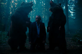 Blutholz: Hans Sch&uuml;ssler (Joachim Kr&oacute;l) ger&auml;t bei seinen Ermittlungen in den rum&auml;nischen Karpaten in die F&auml;nge von Gangstern, die sich in Anlehnung an einen alten Brauch der Roma als B&auml;ren maskieren. Bild: Sender / Hannes Hubach / Schiwago Film / ZDF / arte
