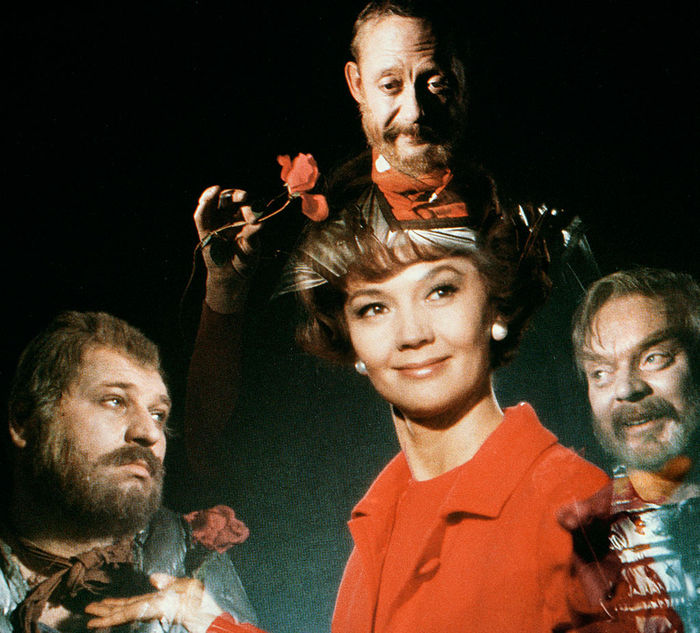 Die drei abenteuerlustigen Geister Toni (Hans Richter), Hugo (Joachim Teege) und Onkel Max (Rudolf Rhomberg) wollen Anneliese (Liselotte Pulver) flugs zu ihrem abgereisten Br&auml;utigam bringen. Ihre Rakete erweist sich jedoch als unberechenbare Zeitmaschine. Bild: Sender/Degeto