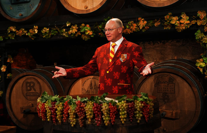 Die N&auml;rrische Weinprobe: Diese Weinverkostung der besonderen Art pr&auml;sentiert Martin Rassau, unterst&uuml;tzt von fr&auml;nkischen Kabarettisten. Bild: Sender / BR / Benjamin Baumann