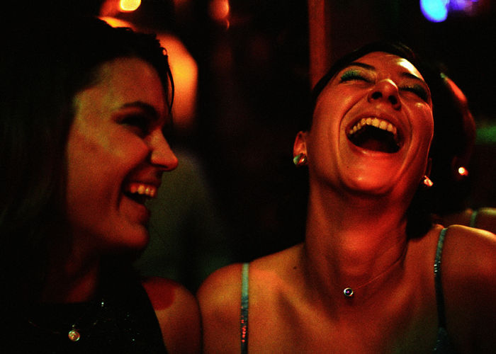 Kathrin Resetarits (Manu), Ursula Strauss (Andrea). Bild: Sender / ORF / coop99 / Nick Albert