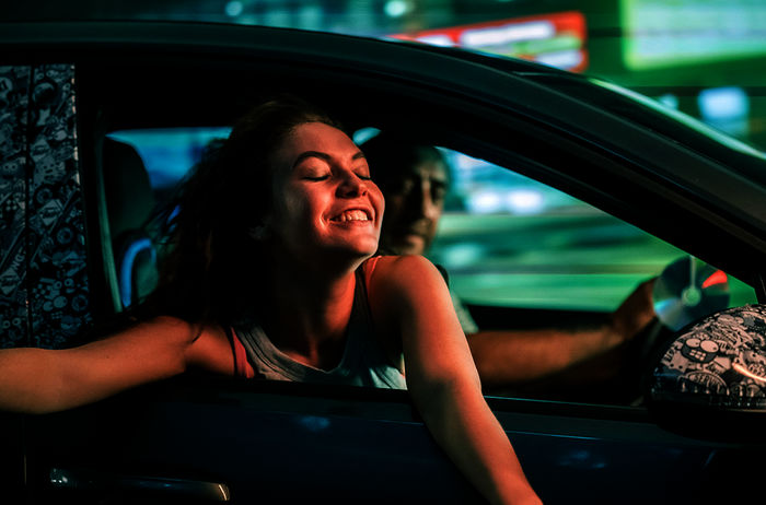 In Berlin w&auml;chst kein Orangenbaum: Freiheit! Juju (Emma Drogunova) kommt mit Nabil (Kida Ramadan) nach Berlin. Bild: Sender / ARD Degeto / Tim Rosenbohm