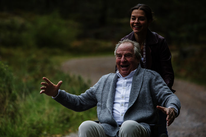 Allm&auml;hlich freundet sich Ingmar (Friedrich von Thun) mit Elin (Susan Hoecke) an. Bild: Sender / ZDF / Daniel von Malmborg