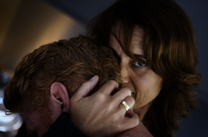 Cry Wolf: Dea (Christine Albeck Børge) und Simon (Peter Plaugborg) stehen unter Schock: Sie zweifeln daran, dass Holly die Wahrheit sagt. Bild: Sender /  Michella Bredahl
