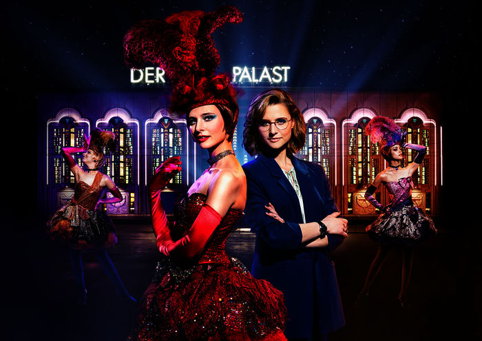 Der Palast: Svenja Jung spielt in der Hauptrolle die Zwillingsschwestern Chris und Marlene, die sich pl&ouml;tzlich zum ersten Mal gegen&uuml;berstehen. Chris ist Solot&auml;nzerin im Friedrichstadt-Palast, Marlene lebt mit ihrem Vater im Westen. Eine schicksalhafte Begegnung. Bild: Sender / ZDF / Mathias Bothor.