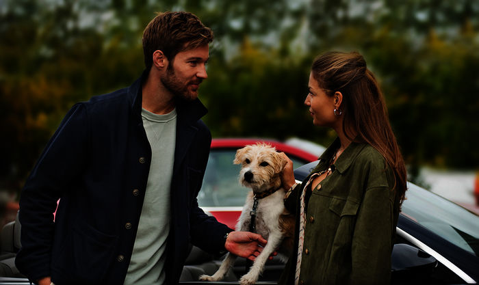 Kaum zu Hause angekommen, trifft Maren (Lena Meckel) auf den charmanten Lennart (Tommy Schlesser) und dessen Hund Chili. Schon zu Schulzeiten hat Maren den &auml;lteren Mitsch&uuml;ler aus der Ferne angehimmelt. Doch er scheint sich an sie zu erinnern. Bild: Sender / ZDF / Arnim Thoma&szlig;
