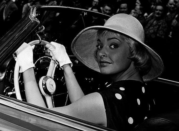 Attraktives Aussehen, auffallende Kleidung und ein eleganter Sportwagen sind die Attribute der Lebedame Rosemarie (Nadja Triller). Bild: Sender