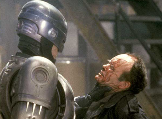 Robocop (Peter Weller) rechnet mit Bandenchef Clarence Boddicker (Kurtwood Smith, re.) ab.
Bild: Sender