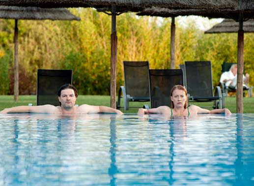 Freunde haben Rebecca (Caroline Peters) zum Geburtstag ein Wellness-Wochenende f&uuml;r zwei Personen geschenkt. Im sicheren Glauben jeweils nicht der Typ des anderen zu sein, begleitet Bruno (Mi&scaron;el Matičević) Rebecca zur Ayurvedabehandlung und Klangschalentherapie &hellip; Bild: Sender / Britta Krehl