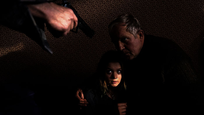 Pfarrer Manfred Bahnert (Harald Krassnitzer) und seine Tochter Svenja Bahnert (Sofie Eifertinger) f&uuml;rchten um ihr Leben. Sie sind in der Hand von Geiselgangstern. Bild: Sender / ZDF und Hans-Joachim Pfeiffer. 