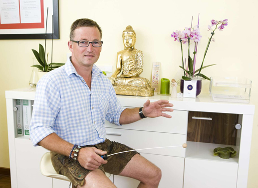 Manfred, 42 Jahre, seit 6 Jahren Single, Heilpraktiker, K&uuml;nstler aus Salzburg. Der tiefgr&uuml;ndige Manfred war einmal Chefkoch im Familienhotel, ist aber inzwischen Meister der Geistheilung.
Manfred w&uuml;nscht sich eine Partnerin, die ihn und seinen Beruf versteht und sch&auml;tzt. Bild: ATV 