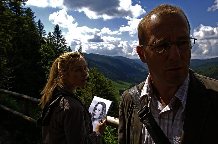 Die Toten vom Schwarzwald: Heino Ferch als Matthias Auerbach und Nadja Uhl als Inka stehen vor gro&szlig;en R&auml;tseln in dem spannenden Mysterythriller "Die Toten vom Schwarzwald". Gedreht wurde diese Szene auf dem Hochplateau des Feldberges im Schwarzwald. Bild: Sender / ZDF / Maria Wiesler 