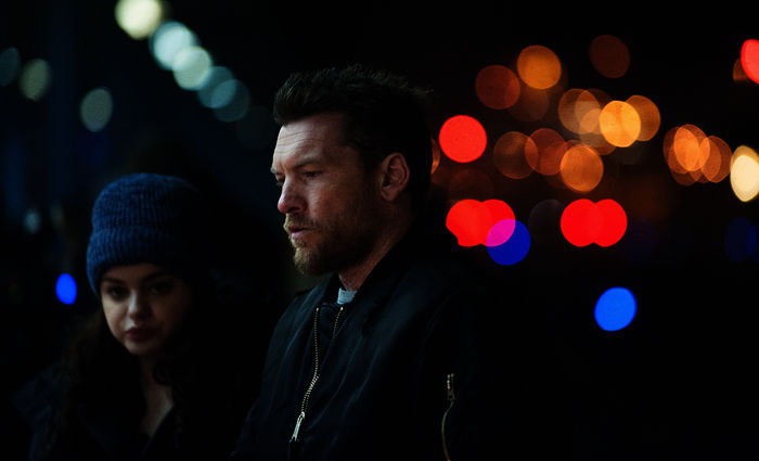 Profikiller Stephen Lucas (Sam Worthington) und Ella Hatto (Odeya Rush) befinden sich in gro&szlig;er Gefahr. Bild: Sender