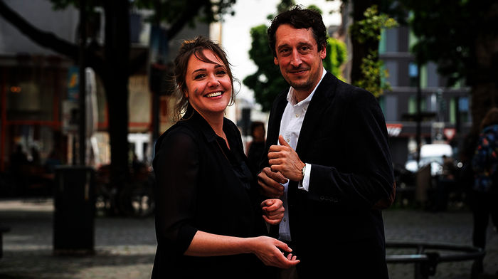 Bei einer Aktion gegen Pumm kommen sich Fabian Sorge (Hans L&ouml;w) und Cora Hambach (Alwara H&ouml;fels) n&auml;her. Bild: Sender
/ WDR / Thomas Kost 
