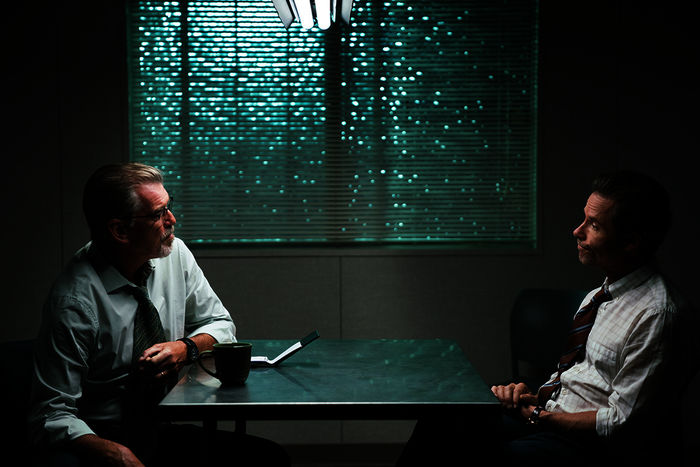 Eine junge Frau ist verschwunden, und der zust&auml;ndige Ermittler Malloy (Pierce Brosnan) folgt einer Spur, die ihn direkt zu Philosophie-Professor Evan Birch (Guy Pearce) f&uuml;hrt. Bild: Sender /  ZDF / Michael Moriatis. 