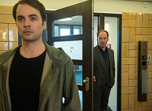 Dr. Johannes &bdquo;Joe&ldquo;" Jessen (Ulrich Noethen, r.) entdeckt in seinem Patienten Mohren (Nikolai Kinski, l.) den T&auml;ter, kann dies aber nicht beweisen ... Bild: Sender / Marion von der Mehden