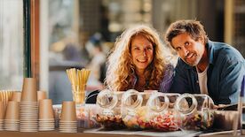 Eine Wingwoman verliebt sich nicht: Wingwoman Caro Sander (Chiara Schoras) und Marc Ahmadi (Tom Beck) verstehen sich auf Anhieb. Bild: Sender / ZDF / Gordon Muehle. 