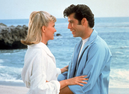 Eigentlich haben sich Sandy Olsson (Olivia Newton-John) und Danny Zuko (John Travolta) bereits am Strand von Australien kennengelernt. Noch wissen die beiden nicht, dass diese Sommerliebe f&uuml;r sie unvergesslich bleiben wird. Bild: Sender