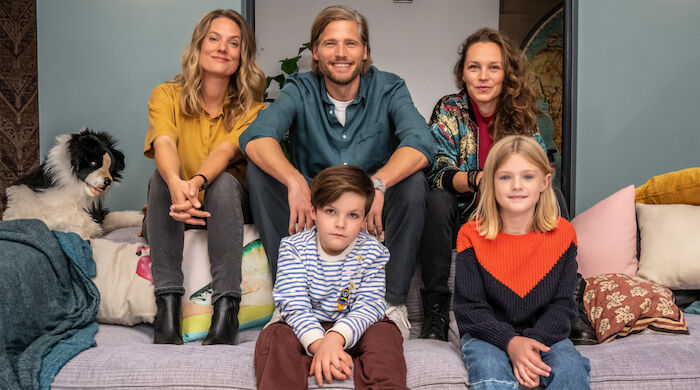 Die Beste zum Schluss: Eva (Marie Burchard), Mads (Sebastian Str&ouml;bel) und Ren&eacute; (Franziska Wulf) mit Kindern Oscar (Thias Dertinger) und Lola (Thurid Charlotte Funck). Bild: Sender / ARD Degeto Film / Wolfgang Ennenbach