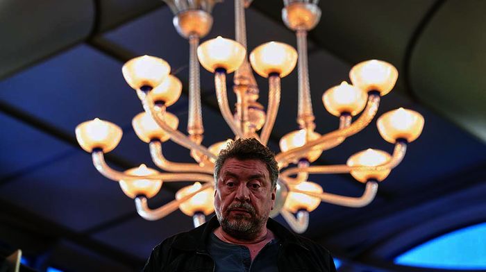 Auch G&uuml;nther (Armin Rohde), der in Karins Verehrer Rolf Sonne einen potentiellen Kreditgeber sieht, ist Gast der Matinee. Bild: Sender / WDR / Frank Dicks