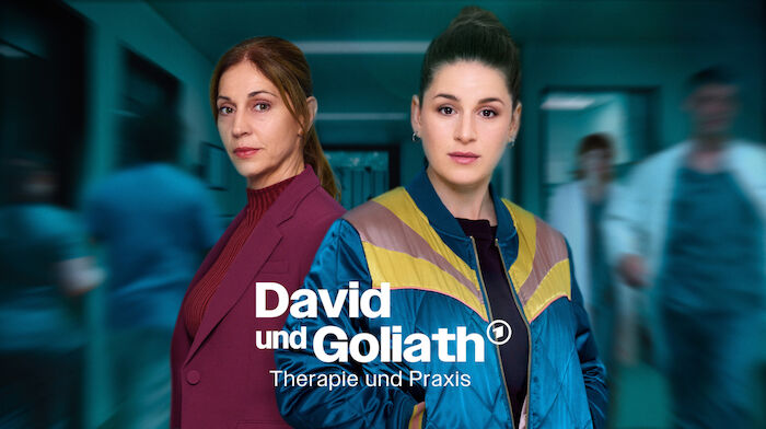 David und Goliath: Dr. Veronika Jelinek (Ulrike C. Tscharre) und Dina Schwarz (Lou Strenger). Bild: Sender / WDR / Bantry Bay Productions GmbH / Frank Dicks / mit KI-Unterstützung bearbeitet