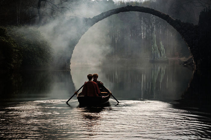 Katrina (Pauline R&eacute;nevier) und Valentin (Max Schimmelpfennig) rudern ins Unbekannte. Bild: Sender / ZDF / Steffen Junghans