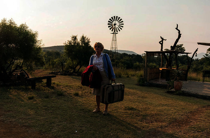 Kindermädchen Henni (Saskia Vester) reist dieses Mal nach Südafrika auf eine Farm, dessen Besitzer als Opa wider Willen mit der Betreuung seiner beiden Enkel nichts zu tun haben will. Bild: Sender / ARD Degeto / Raquel Fernandes