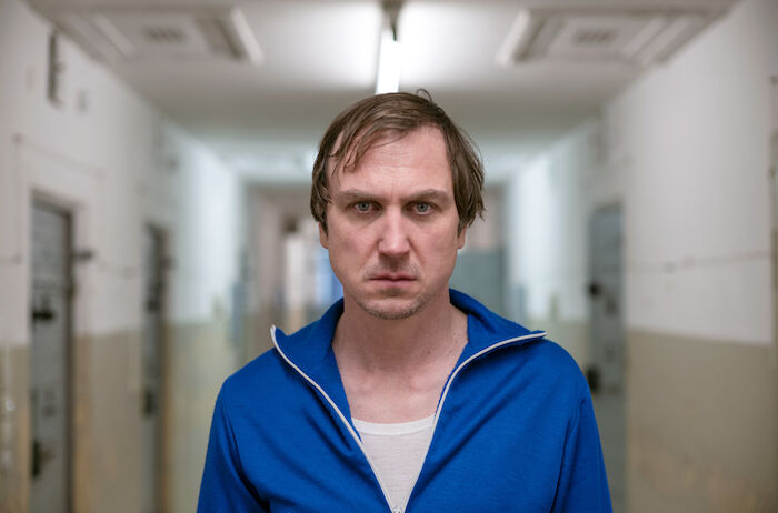 Nahschuss:  Franz Walter (Lars Eidinger) kann das Vorgehen des DDR-Auslandsnachrichtendienstes nicht mehr billigen. Es beginnt ein &Uuml;berlebenskampf gegen ein erbarmungsloses System .. .Bild: Sender / ZDF / arte / Franziska St&uuml;nkel