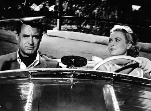  Die amerikanische Millionenerbin Frances (Grace Kelly) hat John Robie (Cary Grant) zu einer Fahrt ins Gr&uuml;ne &uuml;berredet. Sie m&ouml;chte den attraktiven Mann, der seit einigen Tagen mit ihr flirtet, gern n&auml;her kennenlernen. Irgendetwas an John kommt ihr merkw&uuml;rdig vor. Bild: Sender