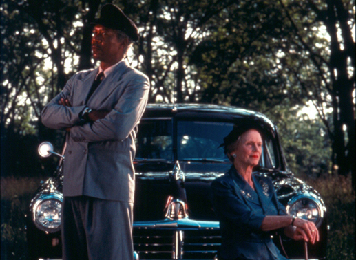 Es missf&auml;llt der reichen S&uuml;dstaaten-Lady Miss Daisy (Jessica Tandy), dass sie auf Wunsch des Sohnes k&uuml;nftig ihre Autofahrten nur noch mit dem schwarzen Chauffeur Hoke (Morgan Freeman) unternehmen soll. Bild: Sender