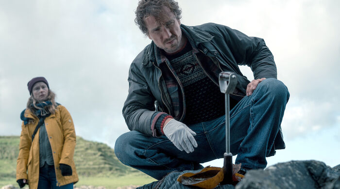 Mordlichter - Tod auf den F&auml;r&ouml;er Inseln: Die Tatwaffe verwirrt Bj&oslash;rn (Jan Krauter) und Johanna (Odine Johne). Bild: Sender / ARD Degeto Film / Amalia Film GmbH / Aidan Monaghan