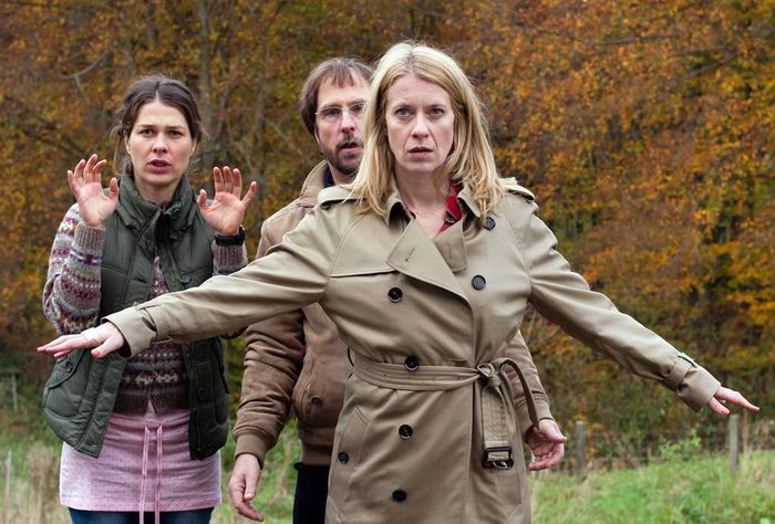 Sch&uuml;tzend stellt sich Sophie (Caroline Peters) vor ihre Mitarbeiter B&auml;rbel Schmied (Meike Droste, l) und Dietmar Sch&auml;ffer (Bjarne M&auml;del). Bild: Sender / Kai Schulz