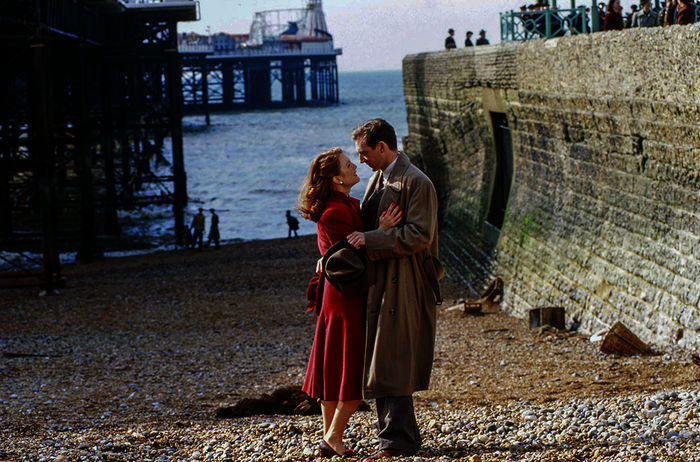 Sarah (Julianne Moore) und Maurice (Ralph Fiennes) genie&szlig;en eine Auszeit am Meer. Bild: Sender / David Appleby 