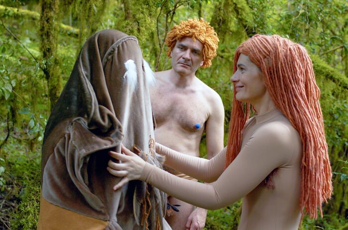 Die Tagebücher von Adam und Eva: Der einfältige Adam (Alex Brendemühl) und die neugierige Eva (Anca Androne) treffen im Paradies aufeinander. Nach anfänglichen Startschwierigkeiten entsteht etwas Unvorhergesehenes: Liebe. Bild: Sender /  Mizzi Stock