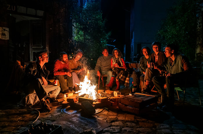 Daks (Timur Bartels), Solveig (Marlene Tanczik), Karsten (Maximilian Klas), Stefan (Ferdinand Lehmann), Franka (Janina Fautz), Geliebte von Astrid (Chiara Menschel), Astrid (Anabel M&ouml;bius), Tanker (Andreas Warmbrunn). Bild: Sender/  MDR / UFA Fiction / Steffen Junghans