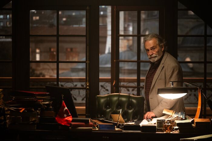 Inspector Ikmen - Tod in Istanbul: Inspector Ikmen (Haluk Bilginer) in seinem B&uuml;ro bei der Mordkommission der Metropole Istanbul. Bild: Sender / ZDF / aliguler