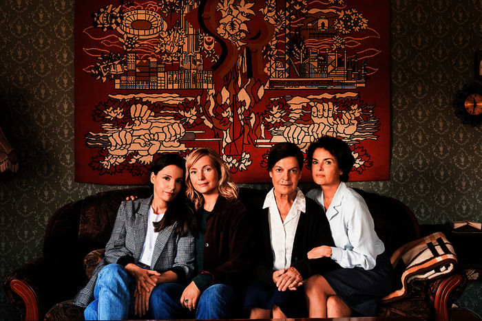 Preis der Freiheit: Else Bohla (Angela Winkler) mit ihren T&ouml;chtern Ina Winter (Nicolette Krebitz), Lotte Bohla (Nadja Uhl) und Margot Spindler (Barbara Auer). Bild: Sender / ZDF / Mathias Bothor