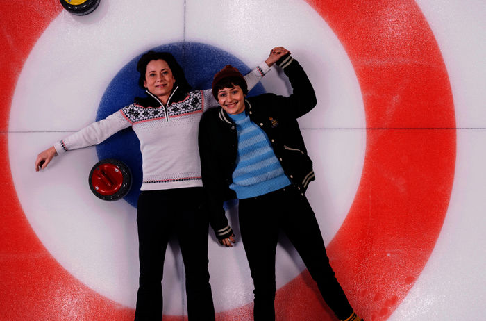 Zur&uuml;ck aufs Eis: F&uuml;r die Alleinerziehende Maren (Inka Friedrich) ist Tochter Amelie (Anouk Elias) zugleich beste Freundin. Bild: Sender / ARD Degeto / Bernd Schuller / Marco Nagel